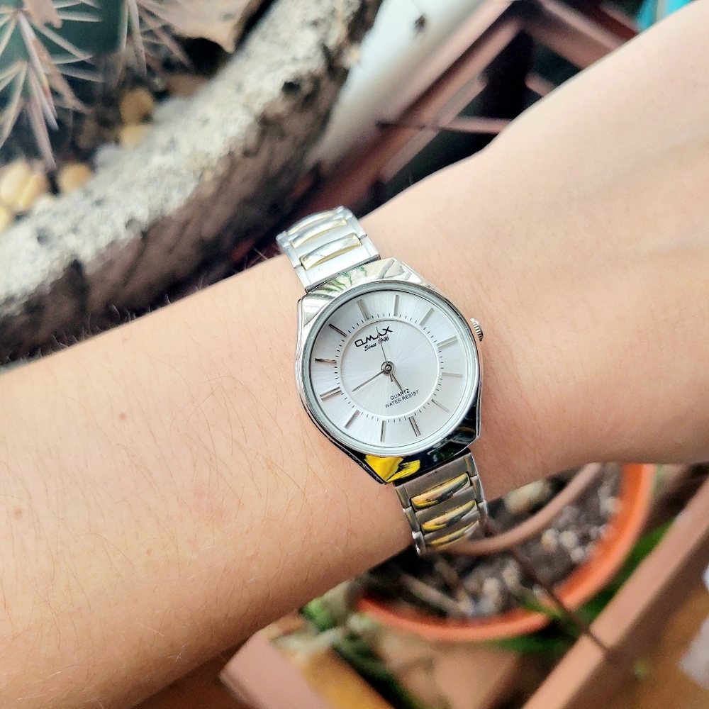 Vintage Omax Silver Quartz Womans Womens Classic Stretch Watch